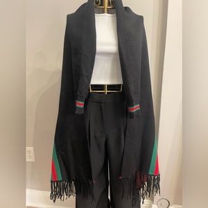 ✨NWOT✨ Gucci Print Shawl Cape with Arm Sleeves Black Red Green Stripes 🖤❤️💚
